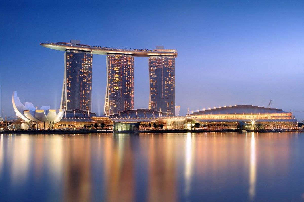 14. Tổ hợp Marina Bay Sands, Singapore: Marina Bay Sands nổi tiếng với kiến trúc con tàu trên mái 3 tòa tháp, đã tạo thành một quần thể mới thu hút đông đảo khách du lịch đến với Singapore.