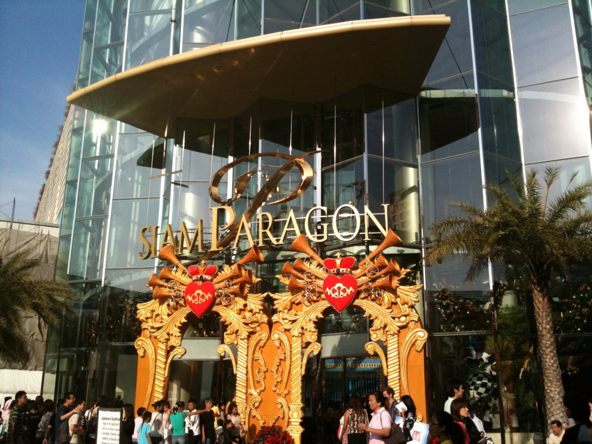 6. Trung tâm mua sắm Siam Paragon, Thái Lan: Siam Paragon – niềm tự hào Bangkok là khu mua sắm có diện tích lớn nhất (80.000 m2), gian hàng shopping to nhất (2.000 m2) Thái Lan.