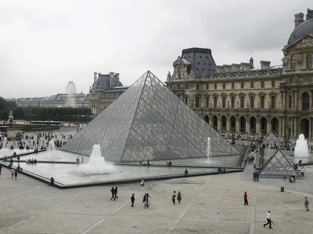 9. Bảo tàng Louvre, Pháp: Là bảo tàng có nhiều khách tham quan nhất thế giới, Louvre hiện lưu giữ 35.000 kiệt tác từ các tác phẩm thời tiền sử đến đương đại.