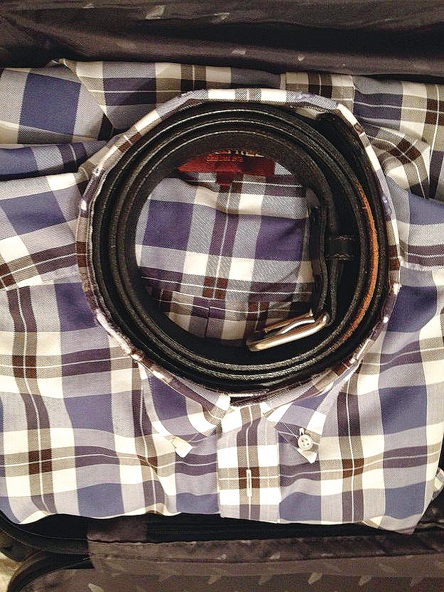 Cuộn thắt lưng trong cổ áo sơ mi: mẹo này rất hữu ích cho đấng mày râu, vì cổ áo sơ mi sẽ giữ được dáng.