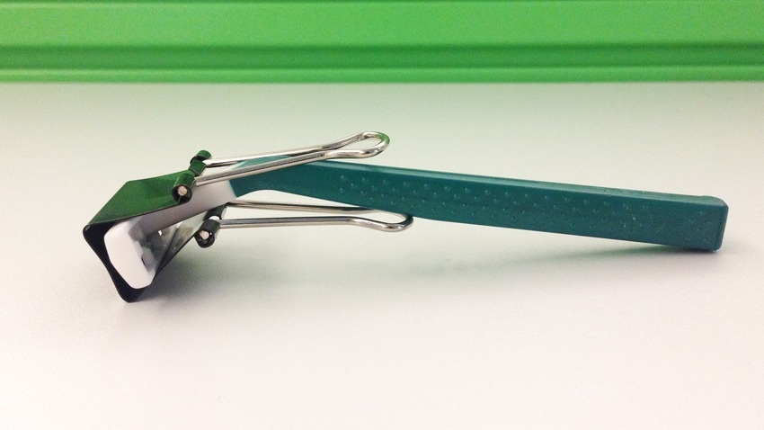 Bảo vệ dao cạo bằng kẹp giấy: để tránh bị đứt tay khi tìm dao cạo trong túi đồ, hãy kẹp lên phần lưỡi dao bằng một chiế kẹp giấy. 