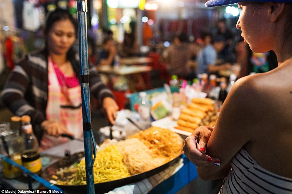 Các món ăn đường phố đặc trưng ở Bangkok như mì, nem cuốn, cà ri phục vụ thực khách về đêm.