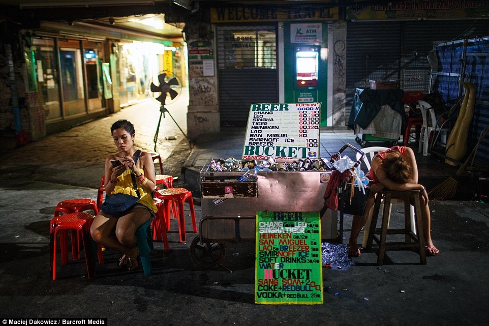 Quầy bán đồ uống ngay bên đường.