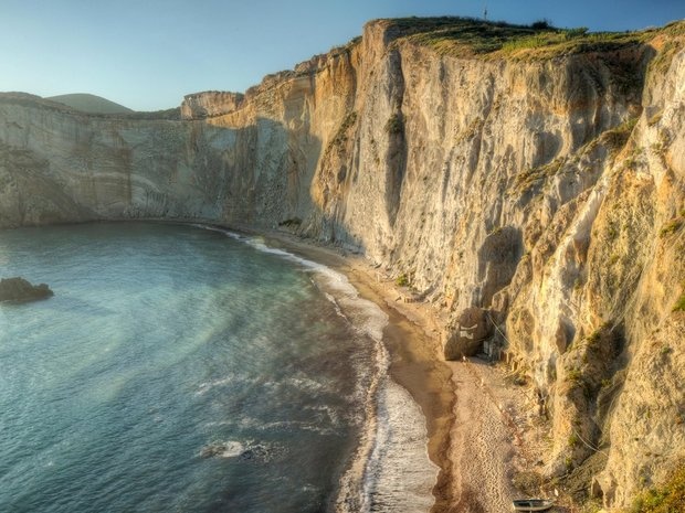 Chiaia di Luna, Ponza là con vịnh được bao quanh bởi những vách đá cao vút.