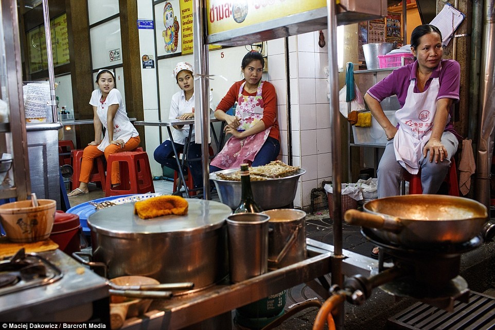 Nhân viên nhà hàng chuẩn bị phục vụ thực khách ăn đêm.