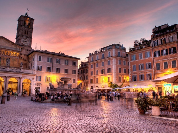 Trastevere, Rome vốn là địa phận của tầng lớp lao động, nhưng giờ đã trở thành địa danh ẩm thực nổi tiếng với những chợ trời bán các loại đồ ăn.