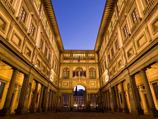 Uffizi Gallery, Florence với những chiếc cột đối xứng, những cửa sổ trang nghiêm là nơi nhiều du khách yêu thích.