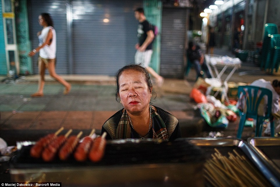 Người bán hàng ăn đêm tranh thủ chợp mắt.