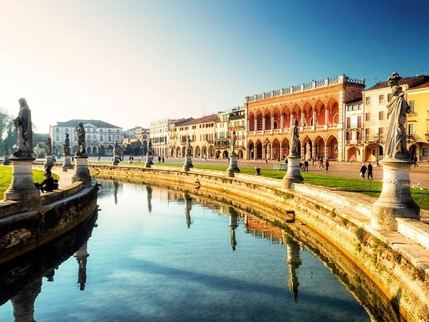 Prato della Valle, Padua, quảng trường lớn nhất Italy là nơi có nhiều chợ trời, kênh đào và không gian xanh tuyệt đẹp.