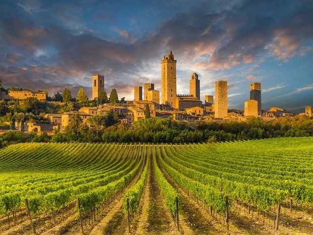 Ngồi trong một quán cà phê ở San Gimignano, Tuscany, nhấm nháp một ly Vernaccia và món salumi là một trải nghiệm không thể quên.