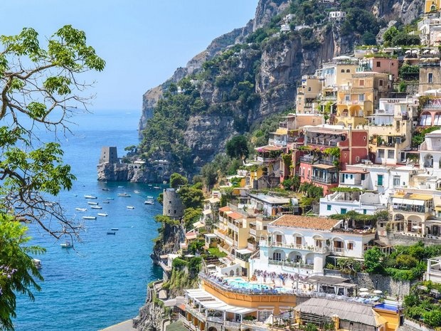 Nhờ có khách sạn Le Sirenuse nổi tiếng và cảnh biển tuyệt đẹp, Positano là một trong những thị trấn ven biển đẹp nhất Italy.