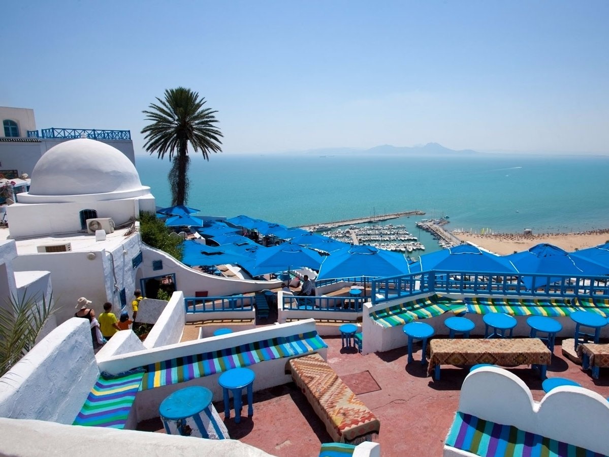 Sidi Bou Said nằm gần Tunis, Tunisia, vắt vẻo trên sườn núi nhìn ra biển Địa Trung Hải. Thị trấn có khung cảnh tuyệt đẹp, với những đường phố trải sỏi, các cửa hàng, quán cà phê và các khu chợ xinh xắn.