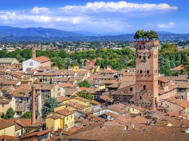 Lucca, Tuscany với những cửa hiệu đồ cổ, gần 100 nhà thờ là địa điểm lý tưởng cho kỳ nghỉ.