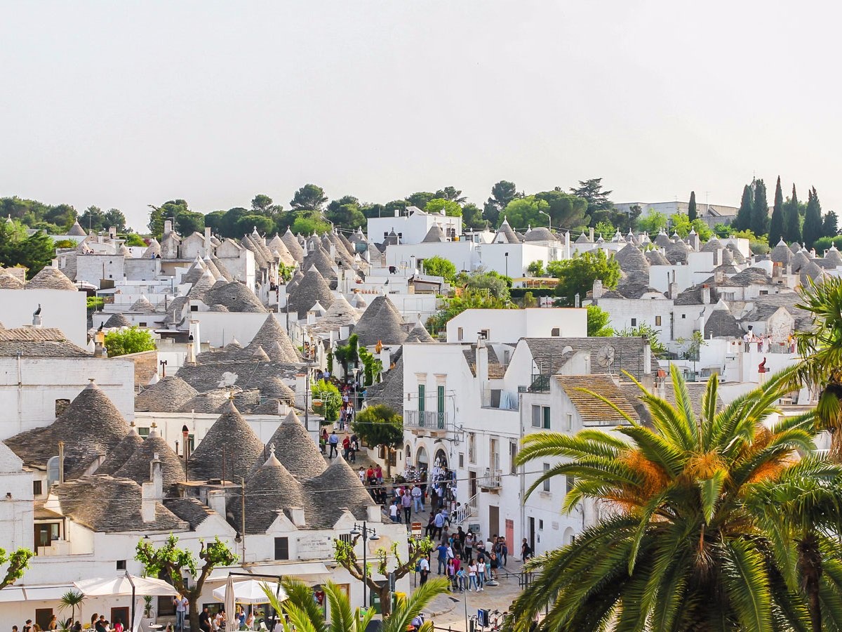 Alberobello, thuộc Puglia, Italy, nổi tiếng với những ngôi nhà có kiến trúc độc đáo được gọi là trulli với mái nhà hình nón lợp bằng đá vôi. Thị trấn được UNESCO xếp vào danh sách Di sản văn thế giới năm 1996.