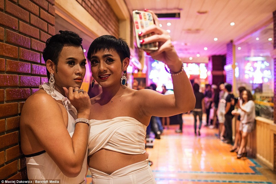 Hai vũ công tranh thủ chụp selfie trong giờ giải lao giữa các show diễn.