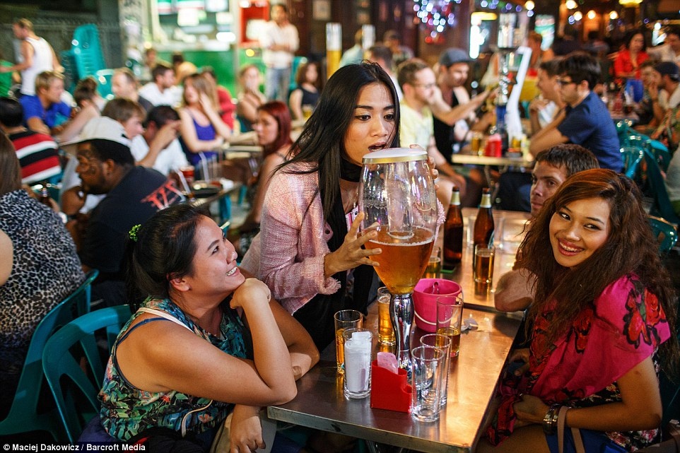 Cuộc sống về đêm ở Bangkok là thiên đường cho những người thích uống bia hay nhảy nhót trong những quán bar.