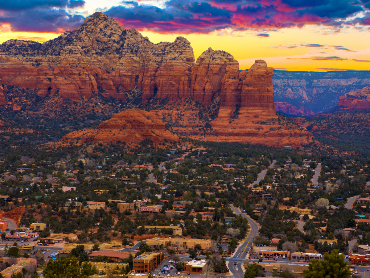 Sedona, Arizona được coi là một trong những thị trấn nhỏ xinh nhất nước Mỹ nhờ những núi đá đỏ ngoạn mục.