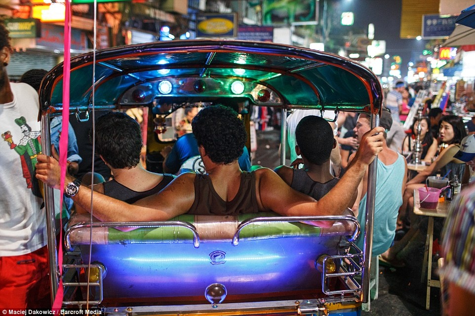Du khách thích thú dạo phố trên những chiếc xe tuk tuk.
