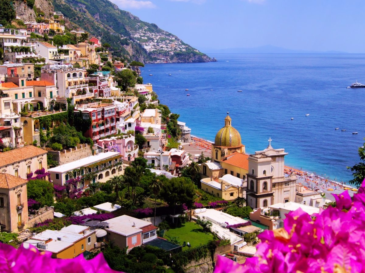 Thị trấn ven biển Positano, Italy là điểm đến yêu thích của nhiều ngôi sao trên thế giới. Thị trấn như một bức tranh đa sắc với các gam màu trắng, hồng, vàng của các ngôi nhà trên nền xanh thẳm của biển Địa Trung Hải.