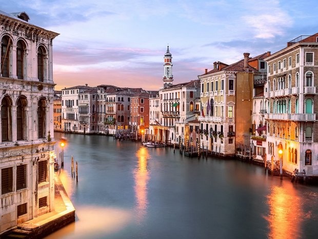 Venice lúc hoàng hôn là cảnh đẹp huyền ảo với ánh mặt trời còn sót lại phản chiếu dưới làn nước.