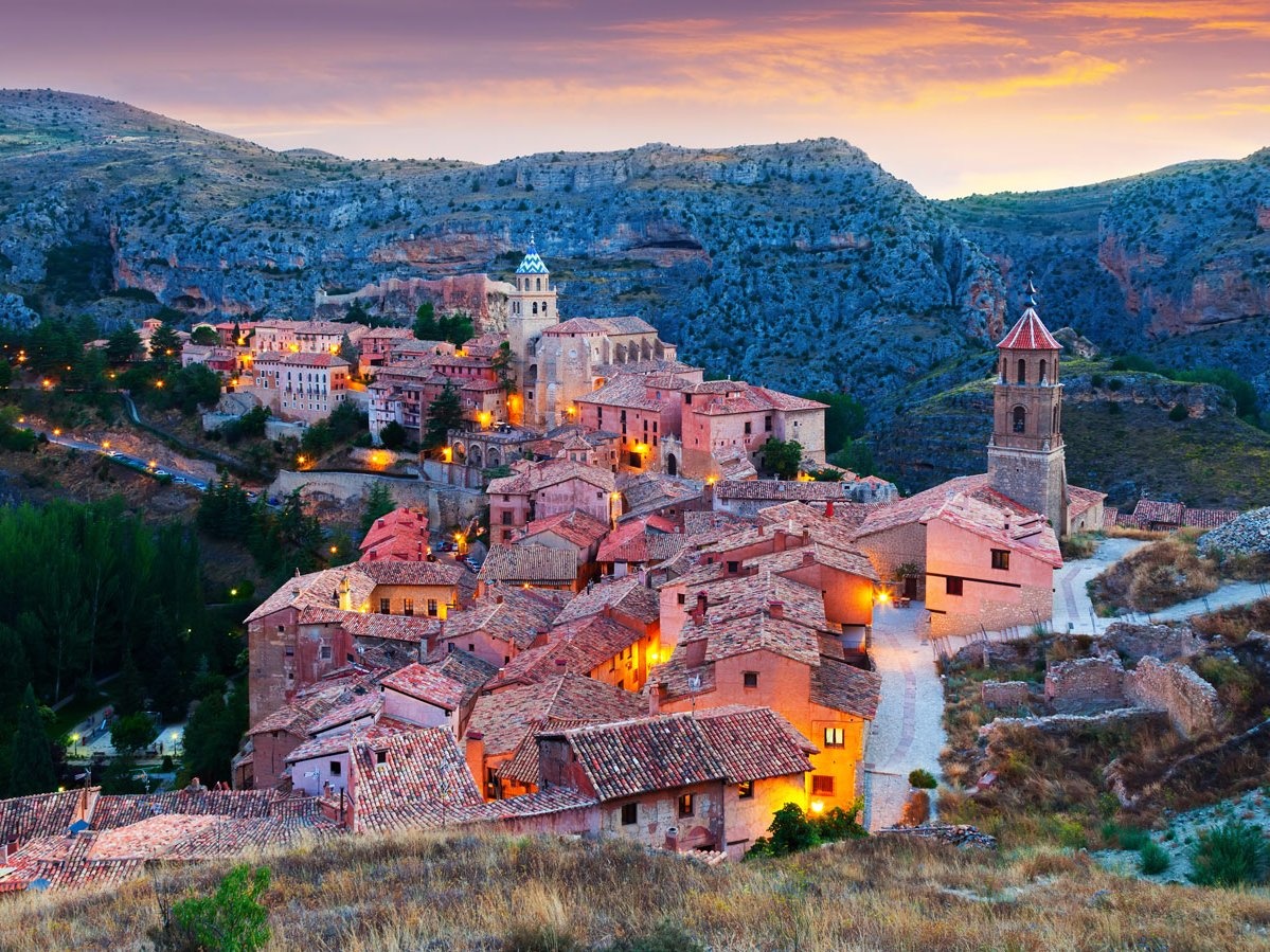 Thị trấn Albarracín nằm trên đỉnh một ngọn núi ở Río Guadalaviar, Teruel, Tây Ban Nha. Du khách đến đây sẽ có cảm giác như đi ngược thời gian với không gian kiến trúc cổ kính.
