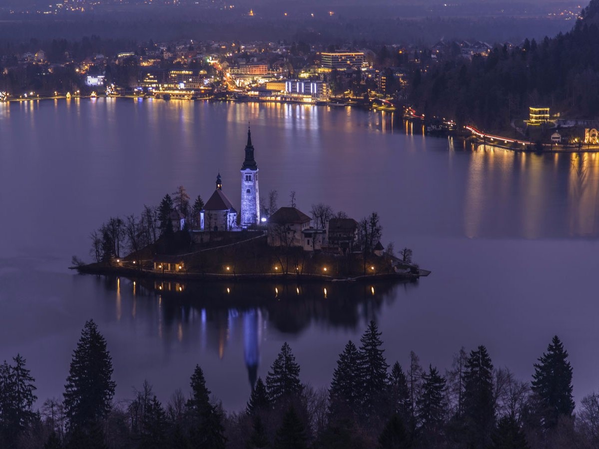 Thị trấn Bled của Slovenia nổi tiếng với phong cảnh đẹp đến nghẹt thở. Bao quanh là hồ nước xanh ngọc, điểm nhấn của Bled là một nhà thờ cổ kính nằm trên một hòn đảo nhỏ. 