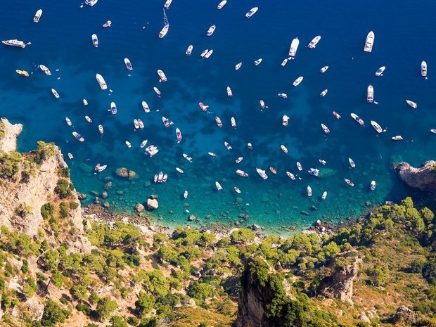 Capri là hòn đảo đẹp nhất Italy với những dãy núi đá Farraglioni nổi bật trên biển Địa Trung Hải cùng vô vàn các loài hoa ngào ngạt hương thơm.