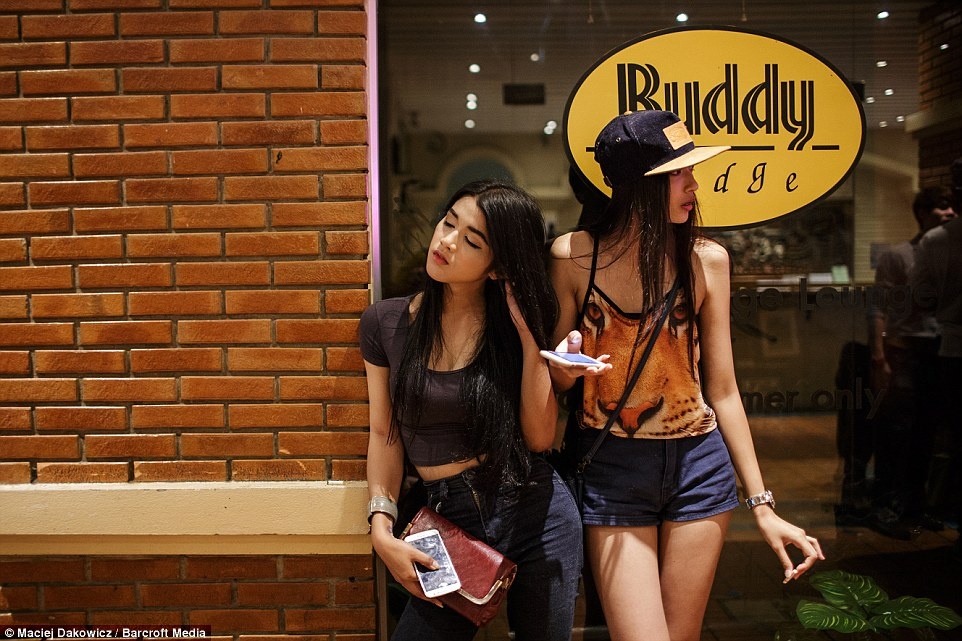 Cảnh tượng không hiếm dưới ánh đèn đường: những con người mệt mỏi