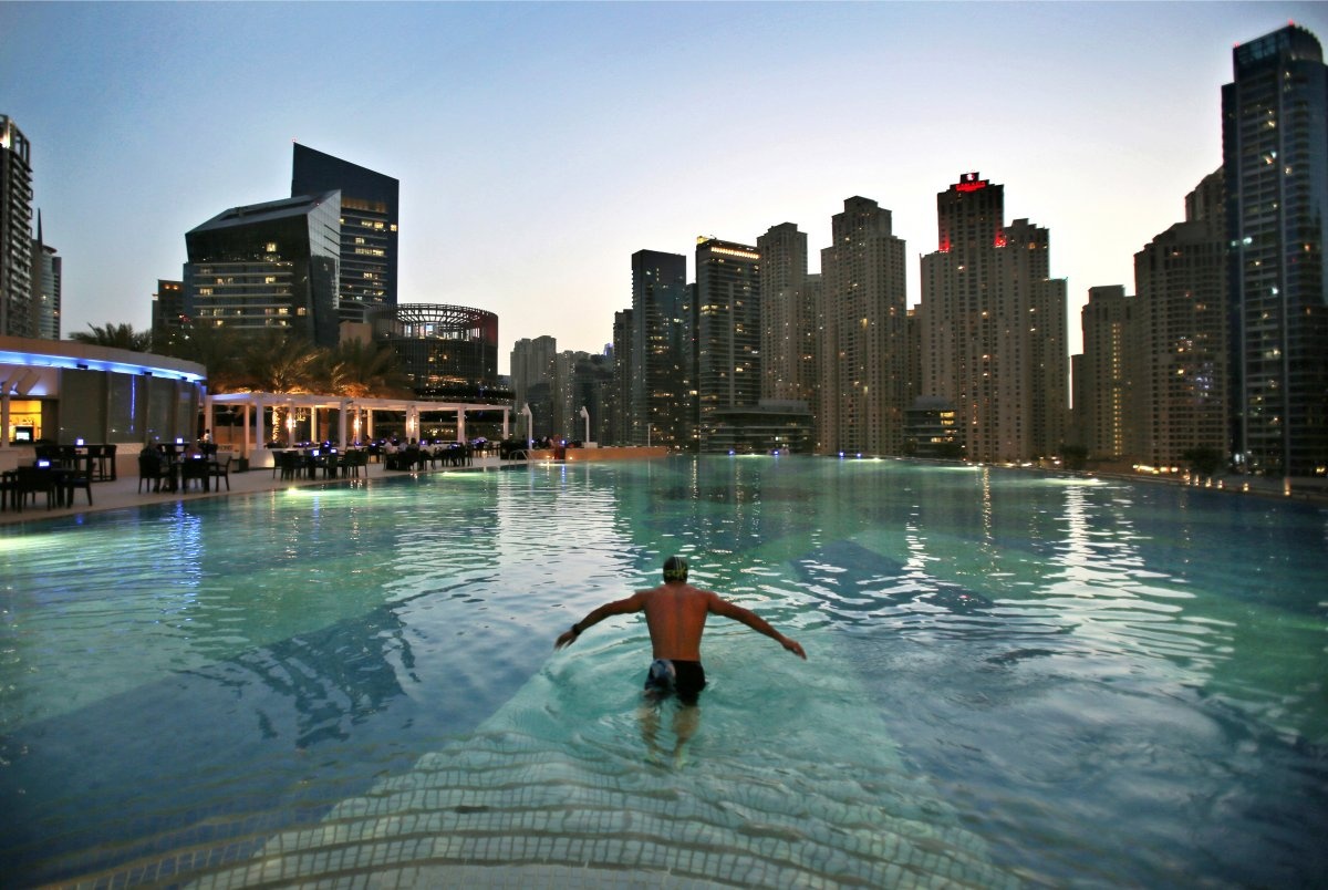 Khu căn hộ xa hoa ở quận Marina với hồ bơi tràn và dịch vụ hạng sang.