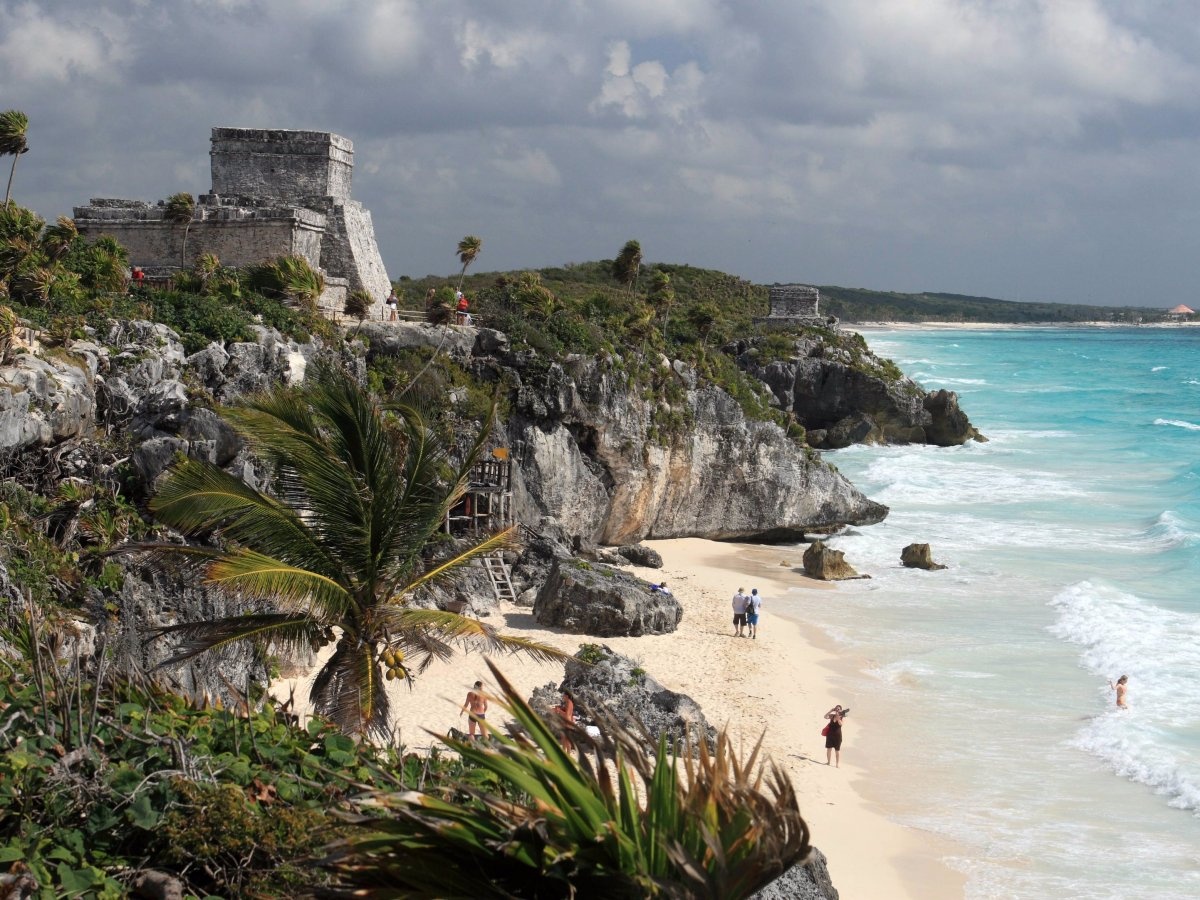 1. Tulum, Mexico: Du khách đến đây có thể thư giãn trên những bãi biển hoang sơ, khám phá các nhà hàng, cửa hiệu, các câu lạc bộ bãi biển, hoặc tham gia vào các hoạt động ngoài trời như bơi, lặn và ghé thăm các tàn tích một thời của văn hóa Maya.