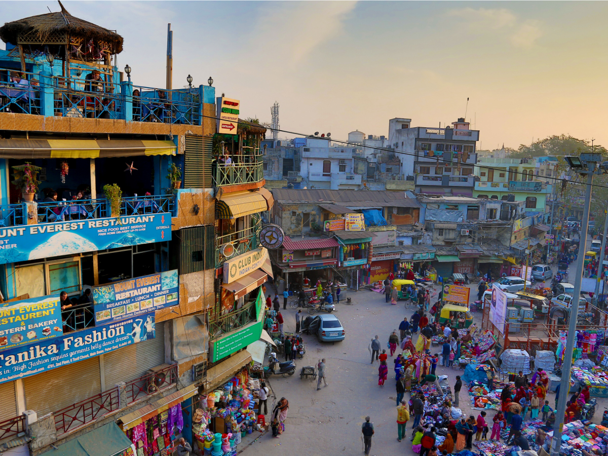 7. New Delhi, Ấn Độ:  Theo thống kê của TripAdvisor, du khách đặt chỗ ở New Delhi tăng 28% mỗi năm. Các đại lộ rợp bóng cây, những khu di tích như đài thiên văn Jantar Mantar ghi dấu thành tựu kiến trúc và thiên văn học của người Ấn Độ, hay pháo đài Đỏ Red Fort Complex sừng sững những bức tường xây bằng cát đỏ…