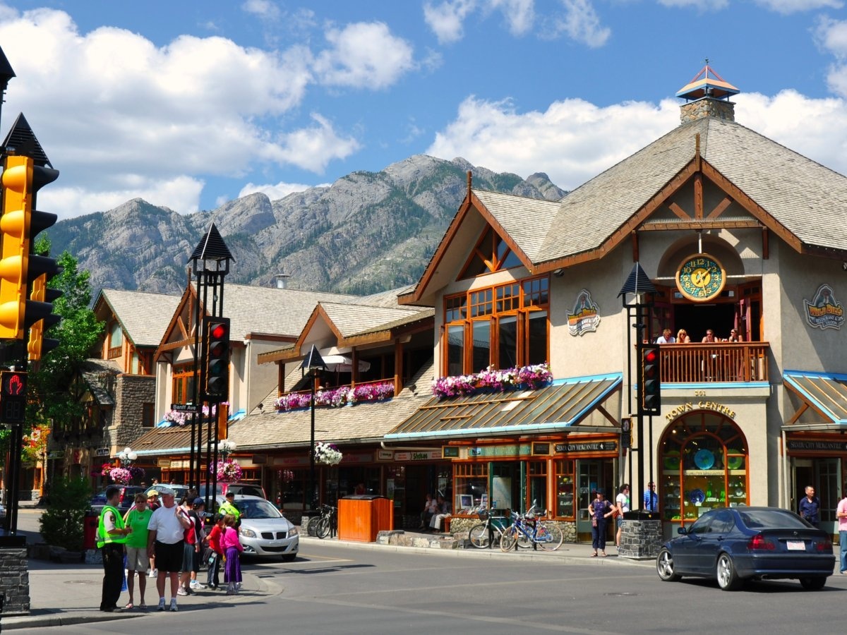 8. Banff, Alberta: Nằm trong công viên quốc gia Banff ở Canada, Banff có khung cảnh tuyệt vời, những khu nhà nghỉ sang trọng và các khu trượt tuyết. Nơi đây còn có rất nhiều nhà hàng, cửa hiệu phục vụ du khách.