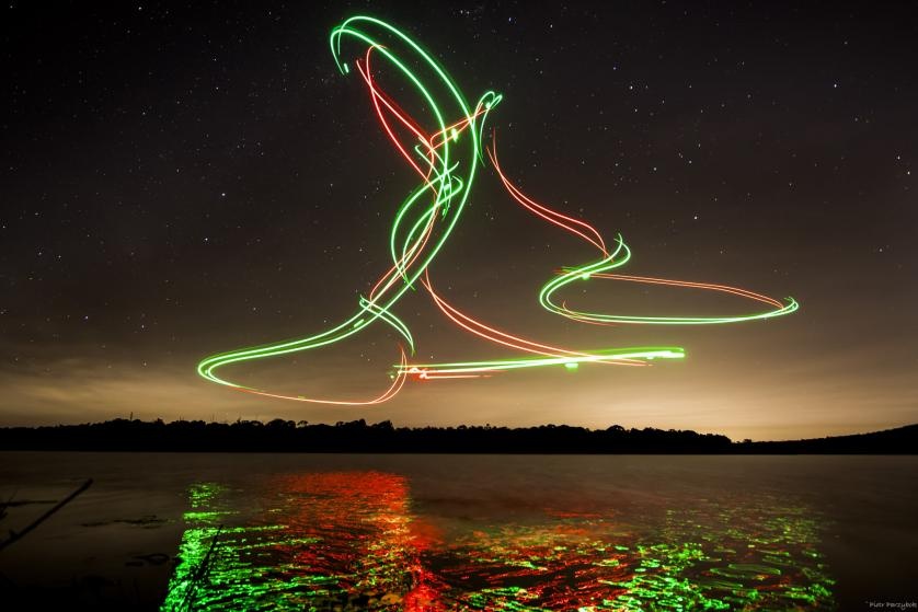 Bức ảnh có tựa đề “Cây thông Giáng sinh” được chụp bằng kỹ thuật phơi sáng lâu. Ảnh: Piotr Parzybok. 