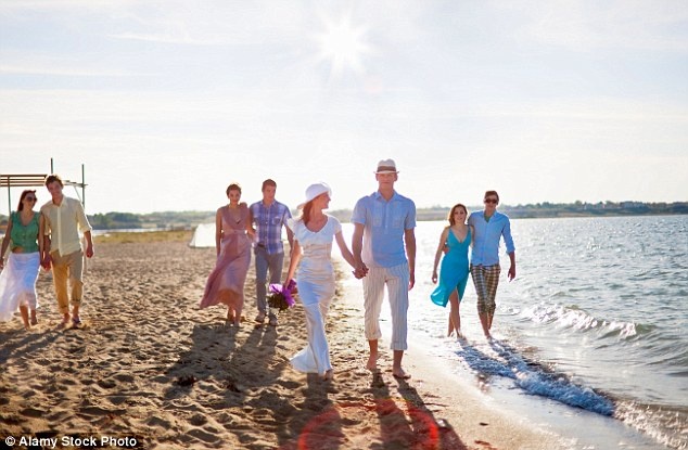 Du khach 3 nuoc chau A me mua sam nhat hinh anh