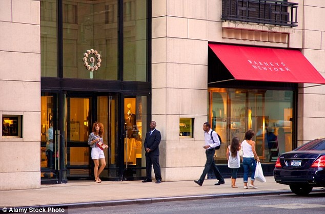 Du khách đến từ Indonesia, Argentina, Malaysia, Trung Quốc và Mexico đặc biệt thích shopping và luôn chuẩn bị sẵn vali chứa đồ. Ảnh: Alamy Stock Photo.