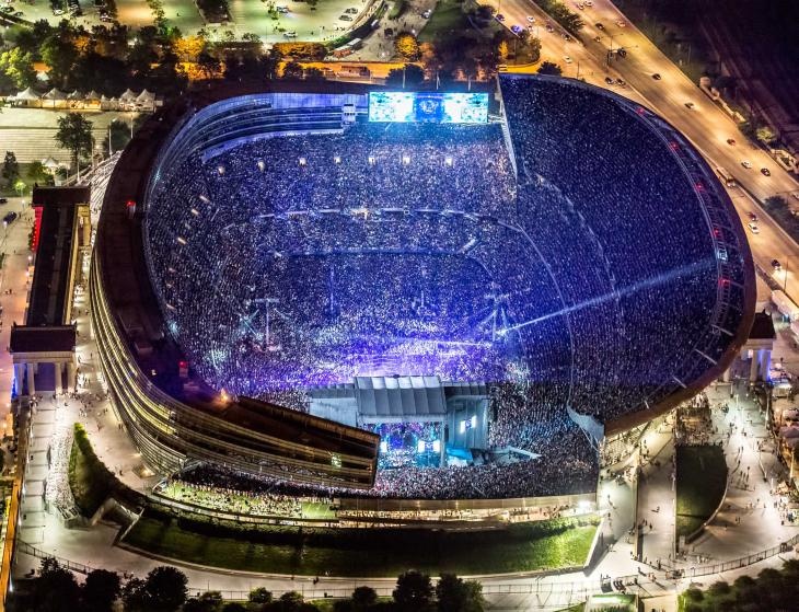 Chương trình hòa nhạc Grateful Dead ở sân Soldier Field trong tour diễn Fare Thee Well ngày 5/7/2015. Ảnh: David G. Oppenheimer.