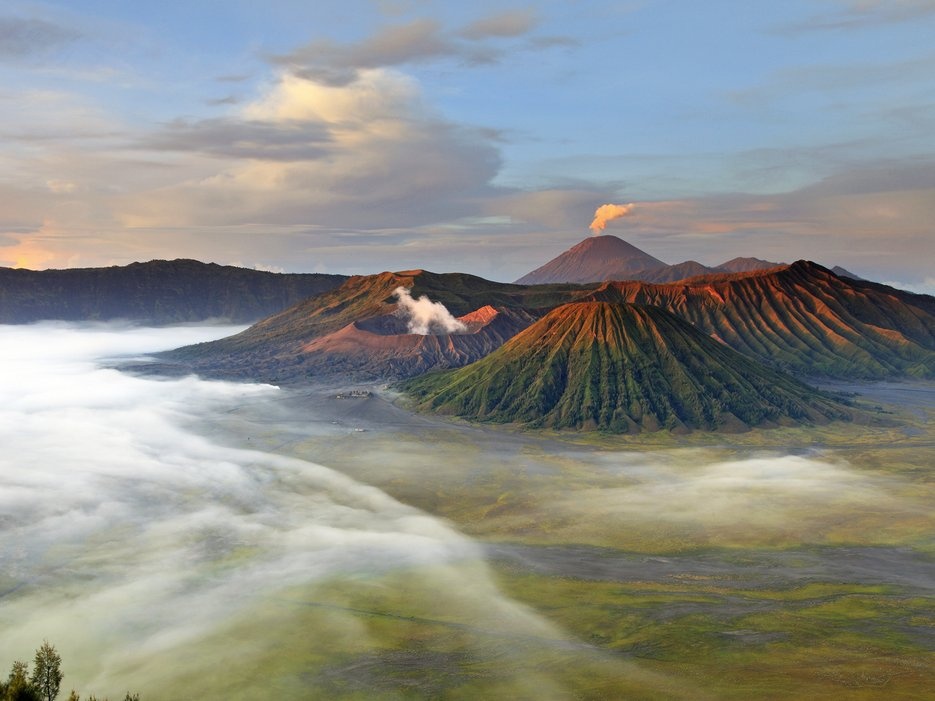 Núi lửa Bromo, Tây Java, Indonesia: Đỉnh Bromo có lẽ là núi lửa nổi tiếng nhất ở công viên quốc gia Bromo Tengger Semeru với cảnh bình minh ngoạn mục.