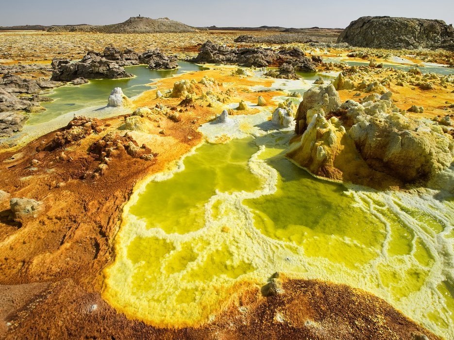 Dallol, Ethiopia: Sự hình thành muối, các suối nước nóng có tính axit,  các mạch khí làm cho khu vực thủy nhiệt tuyệt đẹp này trở thành một trong những nơi nóng nhất thế giới với nhiệt độ trung bình vào mùa hè là 114 độ C.