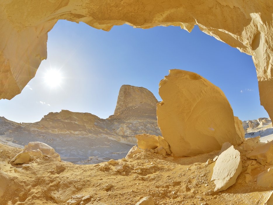 Sa mạc trắng, Farafra, Ai Cập: Khung cảnh ở đây thoạt nhìn như một vùng tuyết trắng lạnh lẽo, nhưng thực tế đó là vùng sa mạc nóng bỏng ở tây Ai Cập.