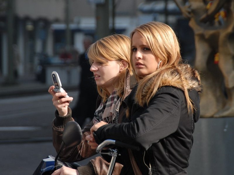 Cước điện thoại chuyển vùng: Nếu không có simcard của nước sở tại thì bạn sẽ phải trả cước chuyển vùng khá cao khi gọi điện thoại ở nước ngoài. Cách tốt nhất là mua một chiếc simcard khi tới nơi.