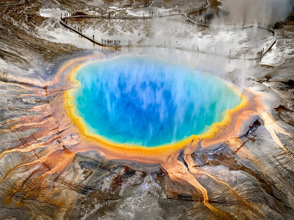 Suối nước nóng Grand Prismatic Spring, công viên quốc gia Yellowstone, Wyoming: Suối nước nóng có hình dáng như một cầu vồng tròn xoe với các gam màu rực rỡ.