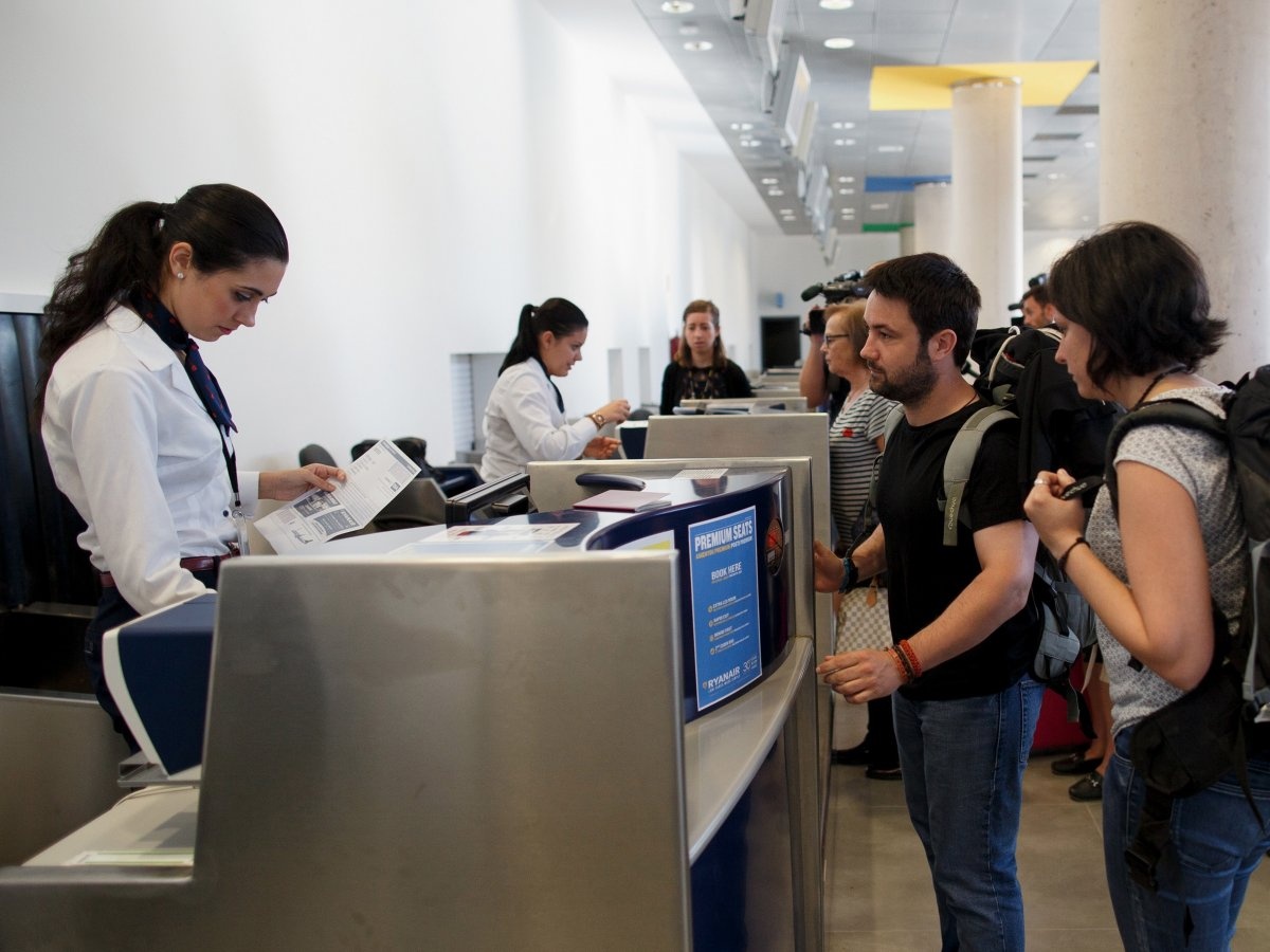 Giá hàng hóa ở sân bay khá đắt đỏ: Các mặt hàng như sách, tạp chí, kẹo cao su, gối cổ, đồ lưu niệm là những thứ bạn thường mua vào phút chót khi ở sân bay. Bạn nên tránh mua ở đây vì giá thường khá cao.