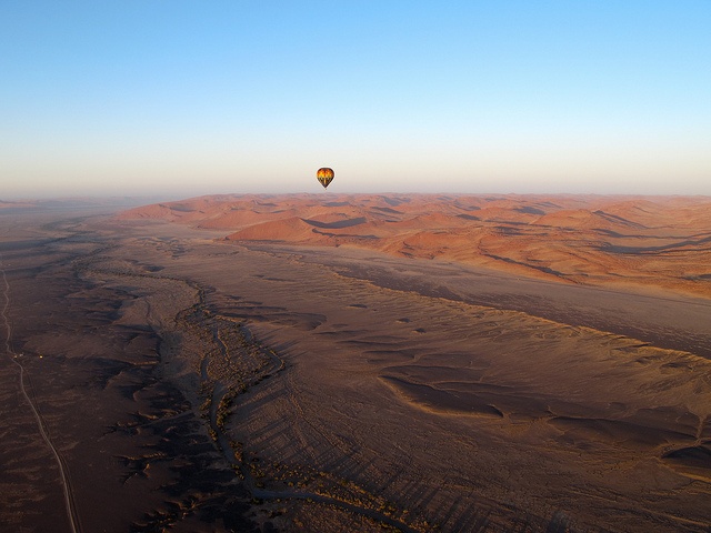 Lên kế hoạch phiêu lưu: Đi theo một con sông từ đầu nguồn ra tới biển, hay tới một thành phố và khám phá các quốc gia lân cận. Càng khám phá những điều mới lạ, bạn sẽ có ít thời gian để lo lắng về công việc.