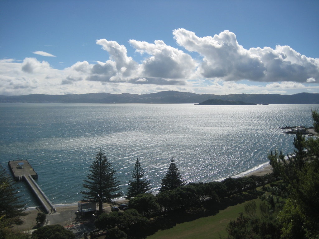 New Zealand: Có lẽ không ai đến New Zealand mà không đem lòng yêu mến đất nước này ngay lập tức. Được thiên nhiên ưu ái với những cánh rừng từ thời tiền sử, những bãi biển rộng mênh mông, những đỉnh núi tuyết trắng và các dòng suối nước nóng quý giá, New Zealand  còn có nền văn hóa độc đáo với sự chung sống của người Maori và người châu Âu. Mảnh đất nam bán cầu này còn rất dễ để đi du lịch do có cơ sở hạ tầng phát triển và chất lượng dịch vụ cao. Nền ẩm thực của New Zealand cũng làm cho du khách hài lòng.