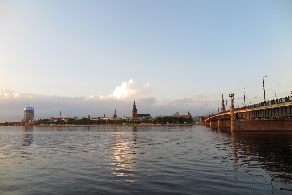 8. Latvia: Hòn ngọc vùng Baltic có những thị trấn giàu văn hóa như Riga, mới đây được coi là thủ phủ văn hóa châu Âu. Nhiều du khách vốn chỉ biết đến thủ đô của Latvia mà quên mất rằng linh hồn đích thực của nước này nằm ở những vùng đồng quê với những mặt hồ hoang sơ, những khu rừng xanh mướt và những bãi biển mênh mang cát trắng. Một nửa Latvia được bao phủ bởi hệ sinh thái tự nhiên, trong đó 4 công viên quốc gia đều tuyệt đẹp.