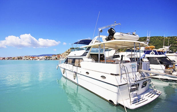 6. Nhân viên trên du thuyền: Các du thuyền cá nhân thường phục vụ du khách đồ ăn thức uống ngon lành, ngược lại, họ cũng mong một khoản tip hậu hĩnh từ 5 – 15% tổng chi phí chuyến đi. Du khách cũng có thể tip riêng cho từng người. Tuy nhiên, cách tốt nhất là cho tiền vào phong bì và đưa cho thuyền trưởng vào cuối hành trình.