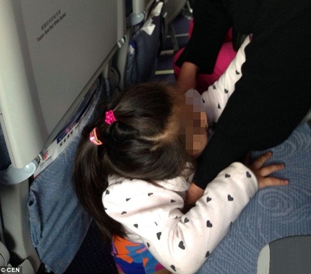 Hanh khach Trung Quoc cho chau te tren san may bay hinh anh