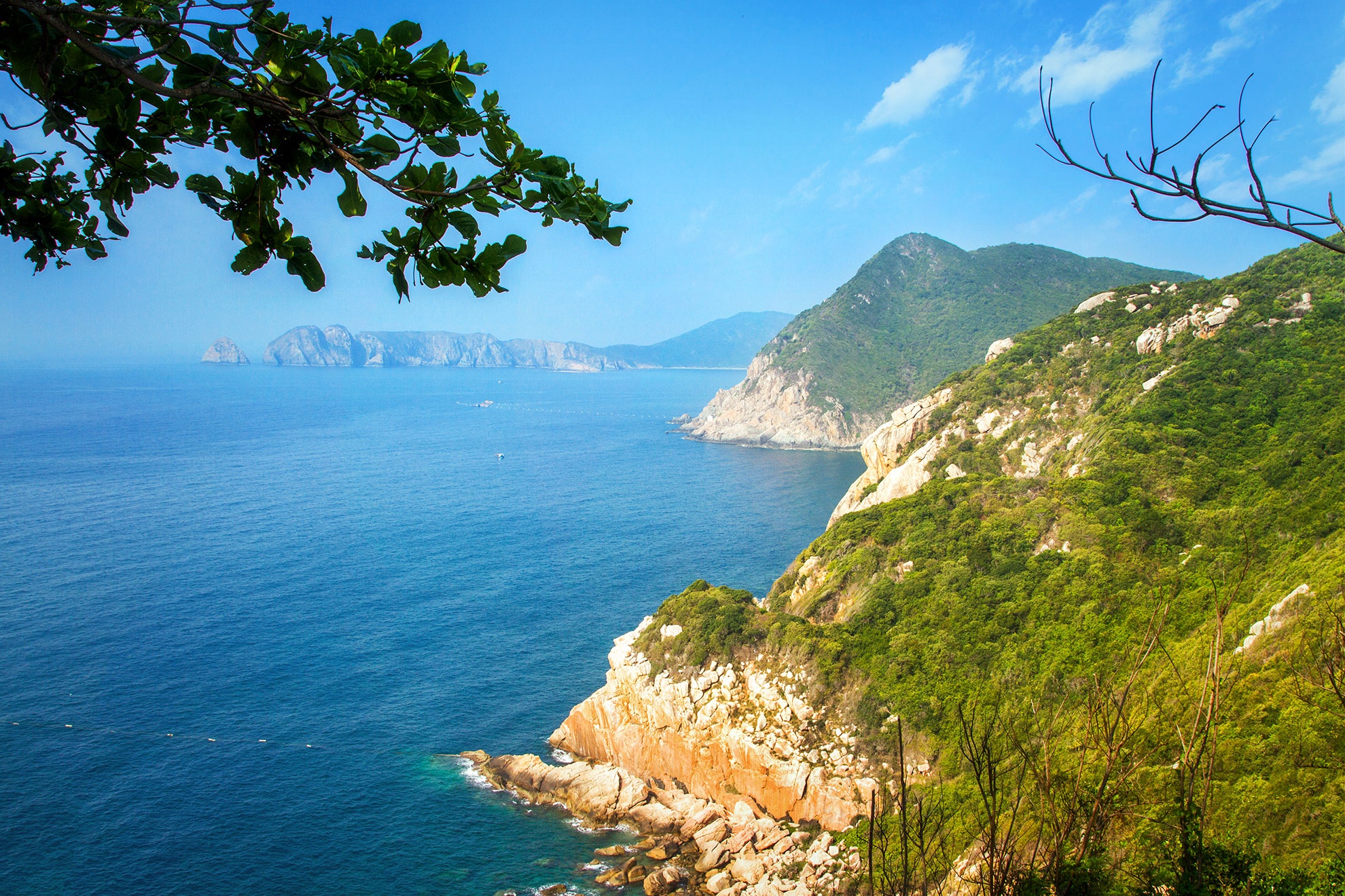 Vinh Nha Trang nhin tu hai dang Hon Lon hinh anh