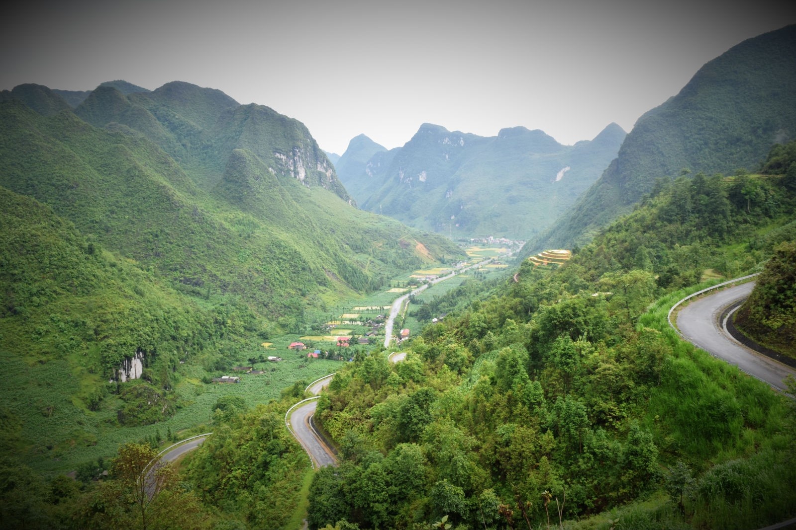Cao nguyen da Dong Van hut hon trong mat du khach phuong Nam hinh anh