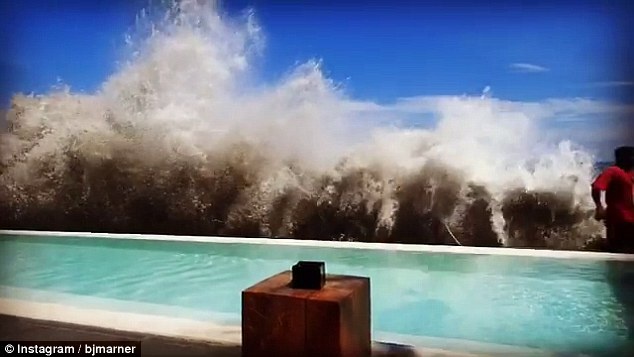 Du khach thiet mang vi song lon bat ngo hinh anh